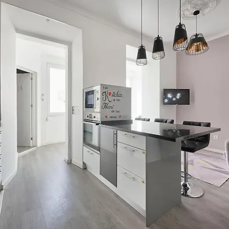 New 3 Bedroom Flat With River On Sight @alameda *