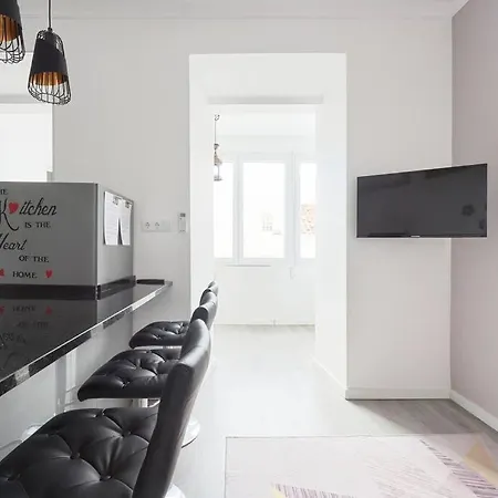 New 3 Bedroom Flat With River On Sight @alameda Apartment *