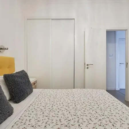 New 3 Bedroom Flat With River On Sight @alameda *